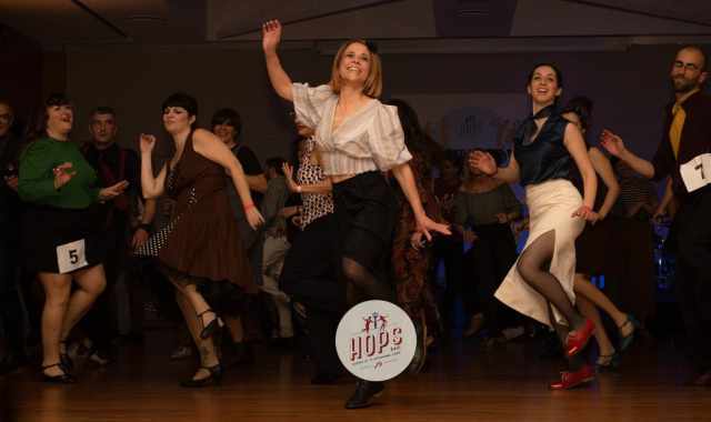 Passi frenetici, musica swing e tanta allegria: a Bari 250 persone ballano ovunque il "lindy hop"